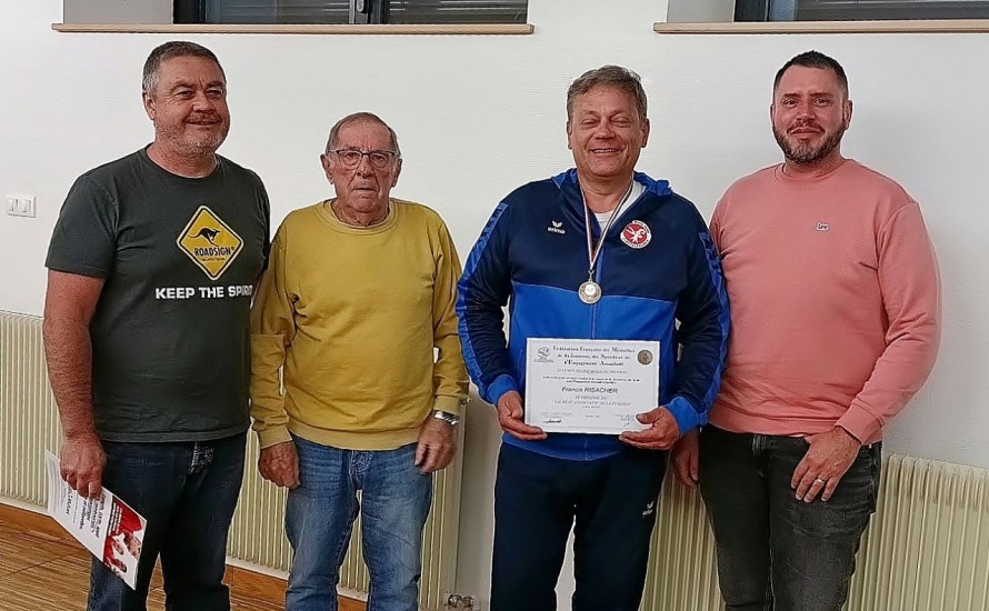 Notre Président Mr Risacher François à reçu la médaille de bronze pour service rendu à la cause de la Jeunesse, des sports et l'engagement Associatif et sportif  !